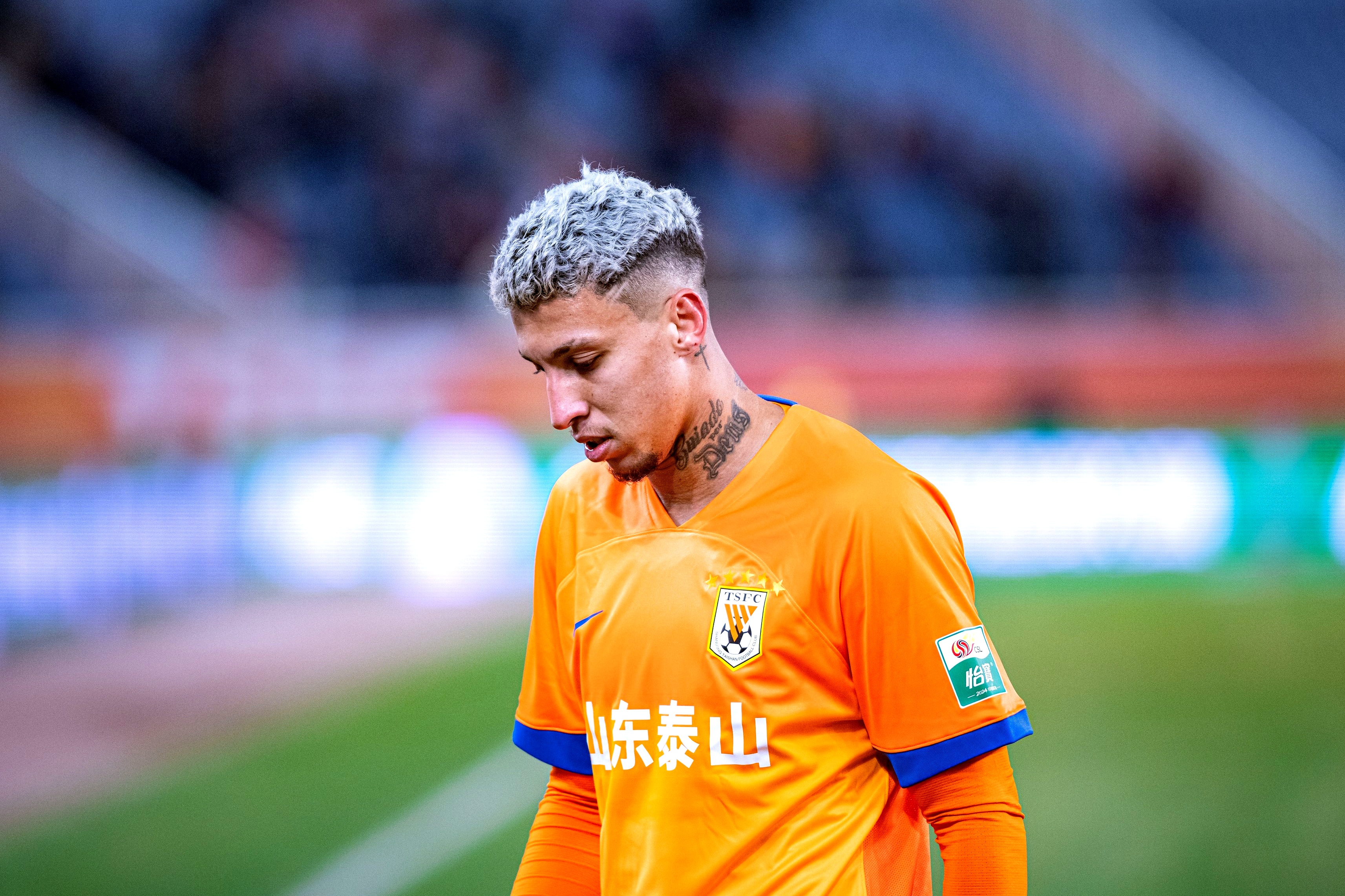 包含山东泰山迎葡超关键赛，转会期官宣签约，话题不断，细节决定成败的词条